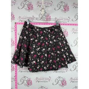 Hot Topic skirt Black Skull & Crossbones Pleated Mini Skirt with Pink Accents